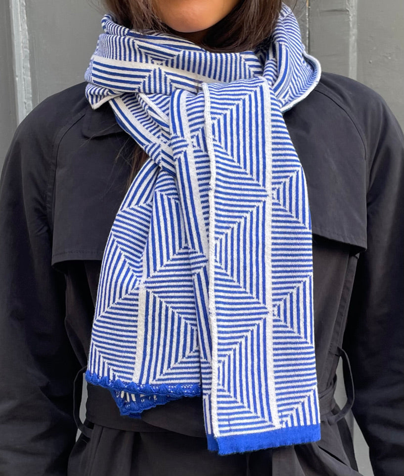 Lorna - Warm Double-Face Knitted Scarf in Geometric Jacquard - Blue