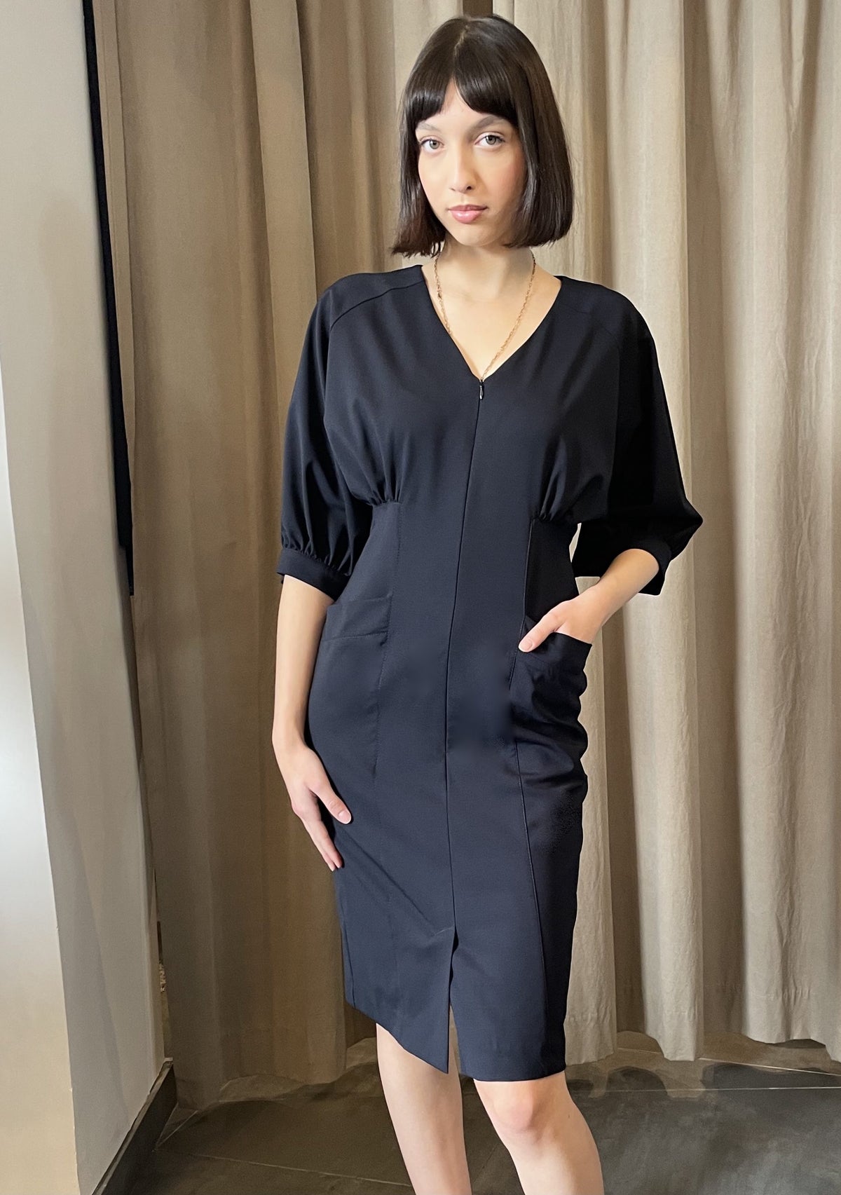 Talia - Structured V-Neck Dress in Stretch Cool Wool - Night Blue