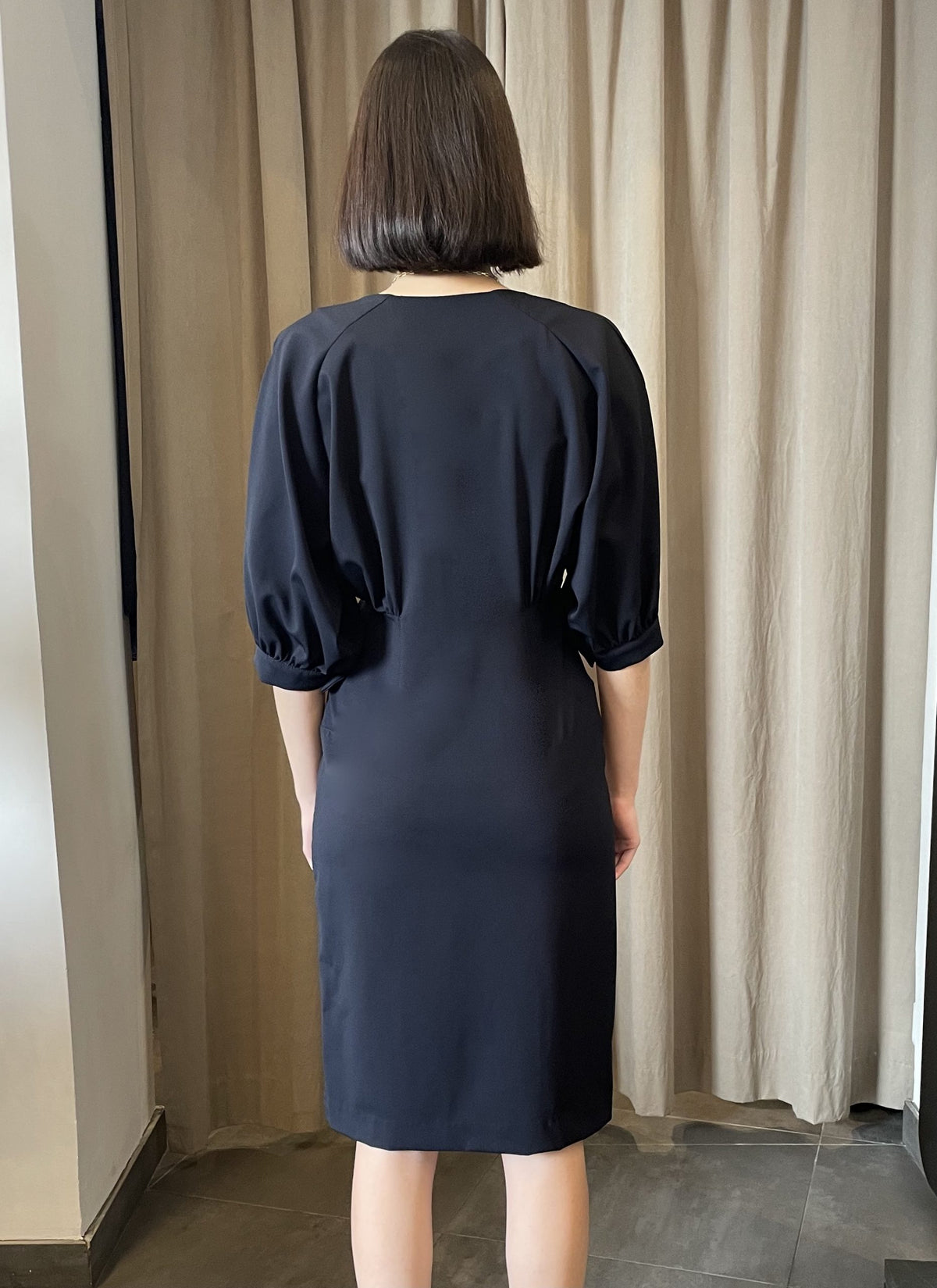 Talia - Structured V-Neck Dress in Stretch Cool Wool - Night Blue