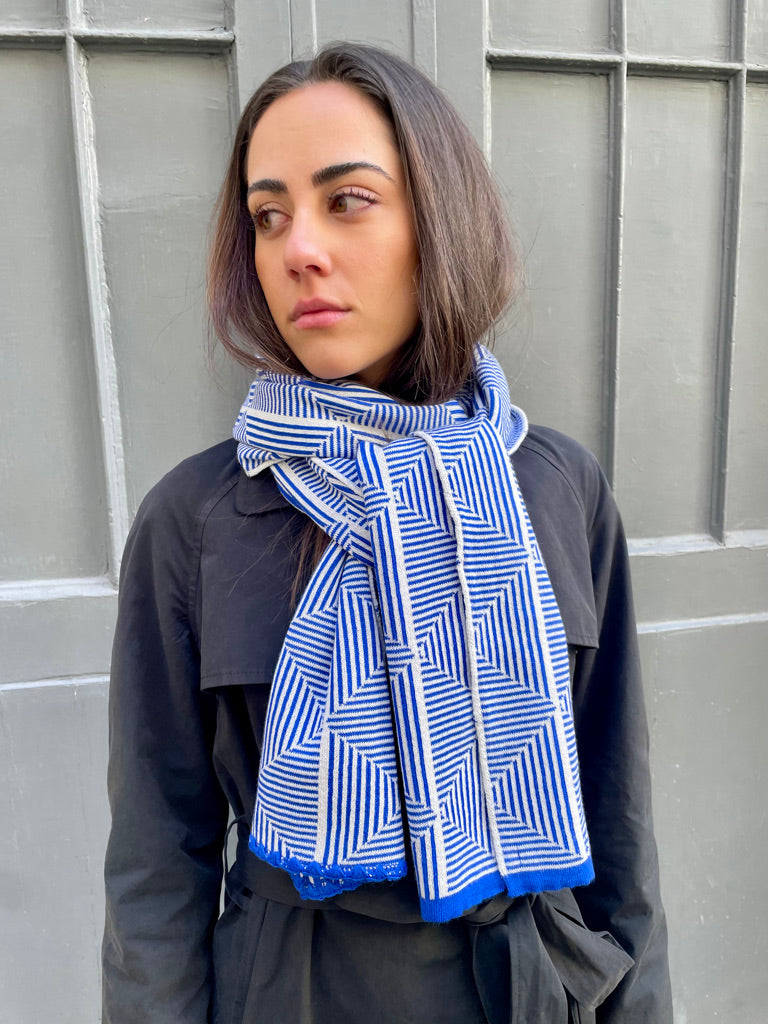 Lorna - Warm Double-Face Knitted Scarf in Geometric Jacquard - Blue