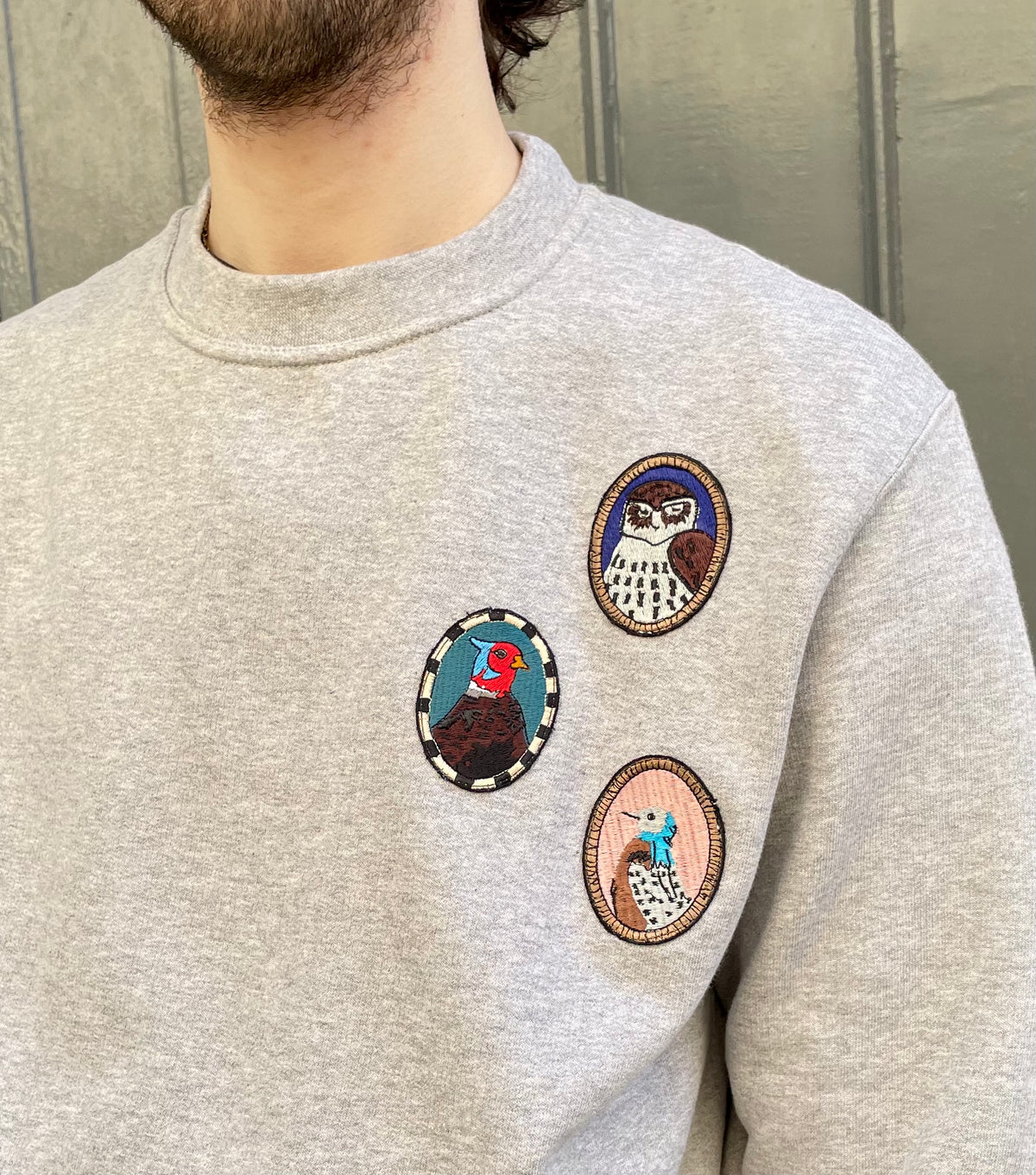 Karli M - Sweatshirt with embroidered Bird Cameos-grey