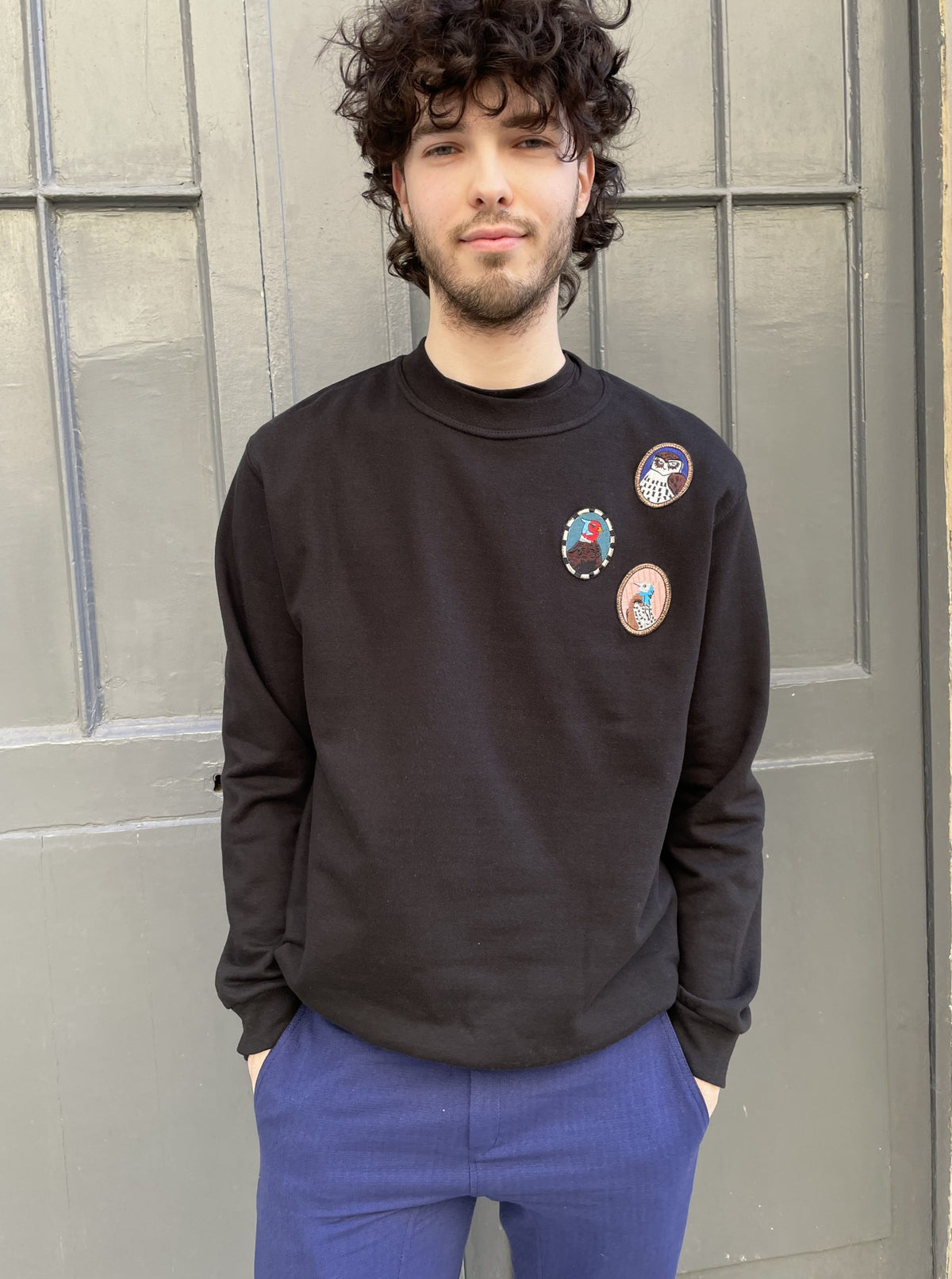 Karli M- Sweatshirt with embroidered bird cameos-black
