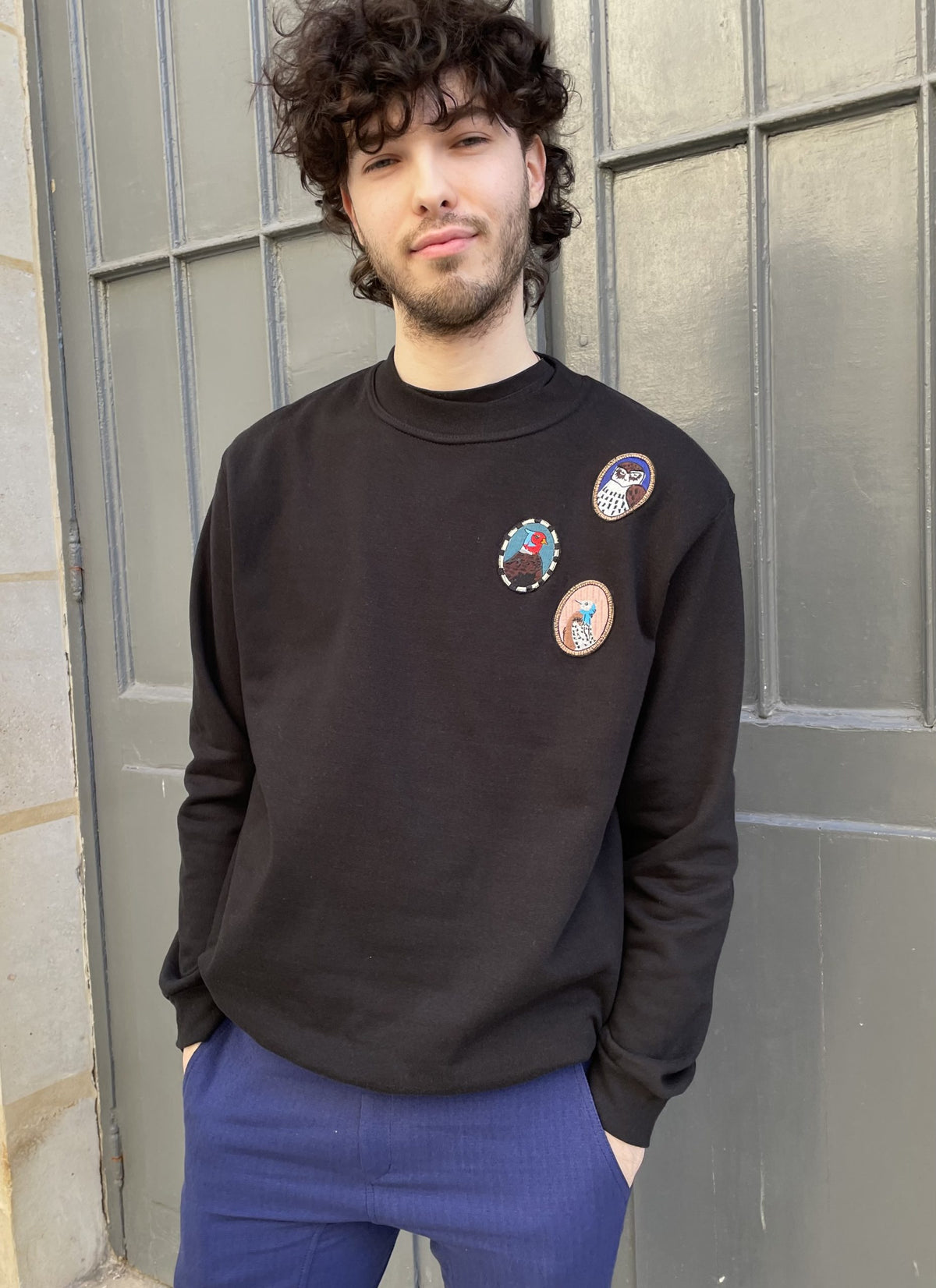 Karli M- Sweatshirt with embroidered bird cameos-black