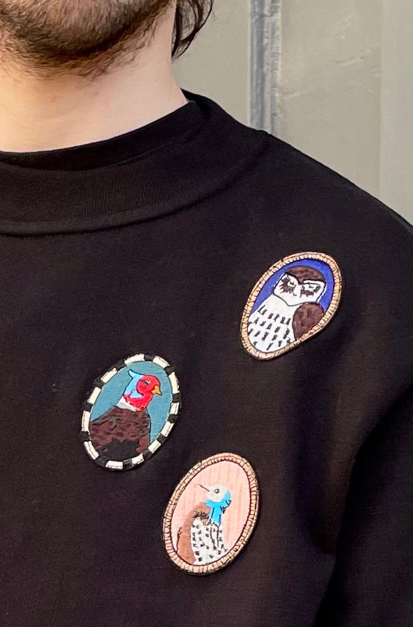 Karli M- Sweatshirt with embroidered bird cameos-black
