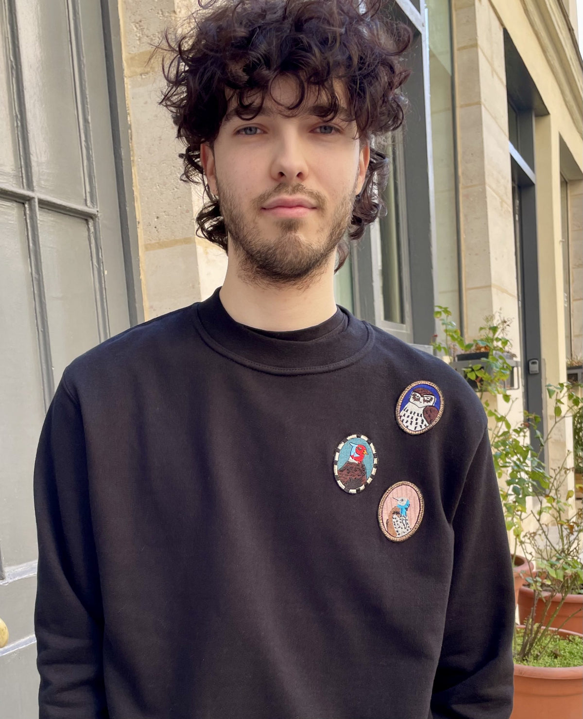 Karli M- Sweatshirt with embroidered bird cameos-black